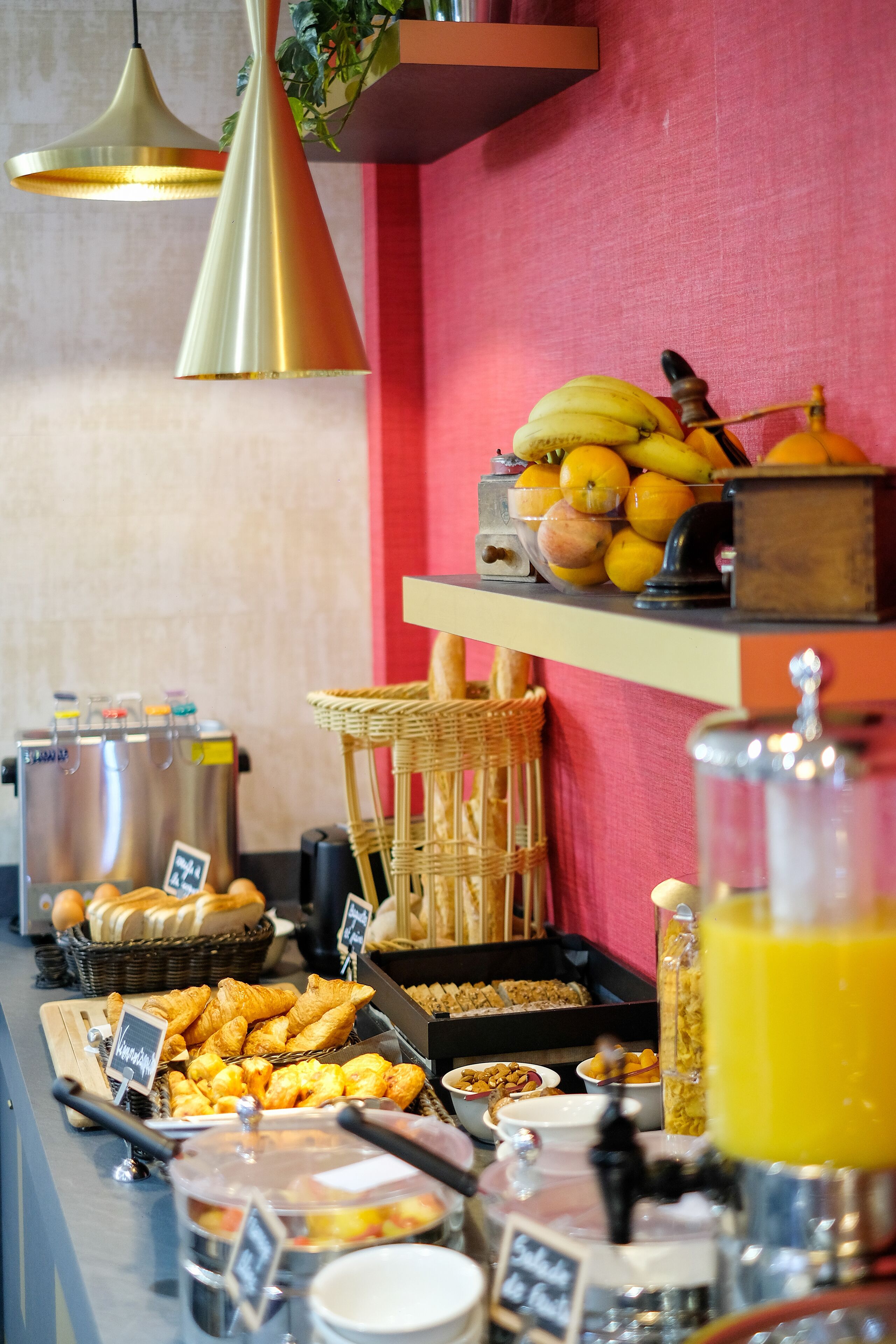 Ein reichhaltiges Frühstücksbuffet mit verschiedenen Speisen und einer Kaffeemaschine.