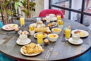 Daily buffet breakfast for a fee - Hotel Lucien & Marinette (Paris)