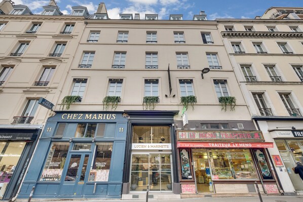 Front of property - Hotel Lucien & Marinette (Paris)