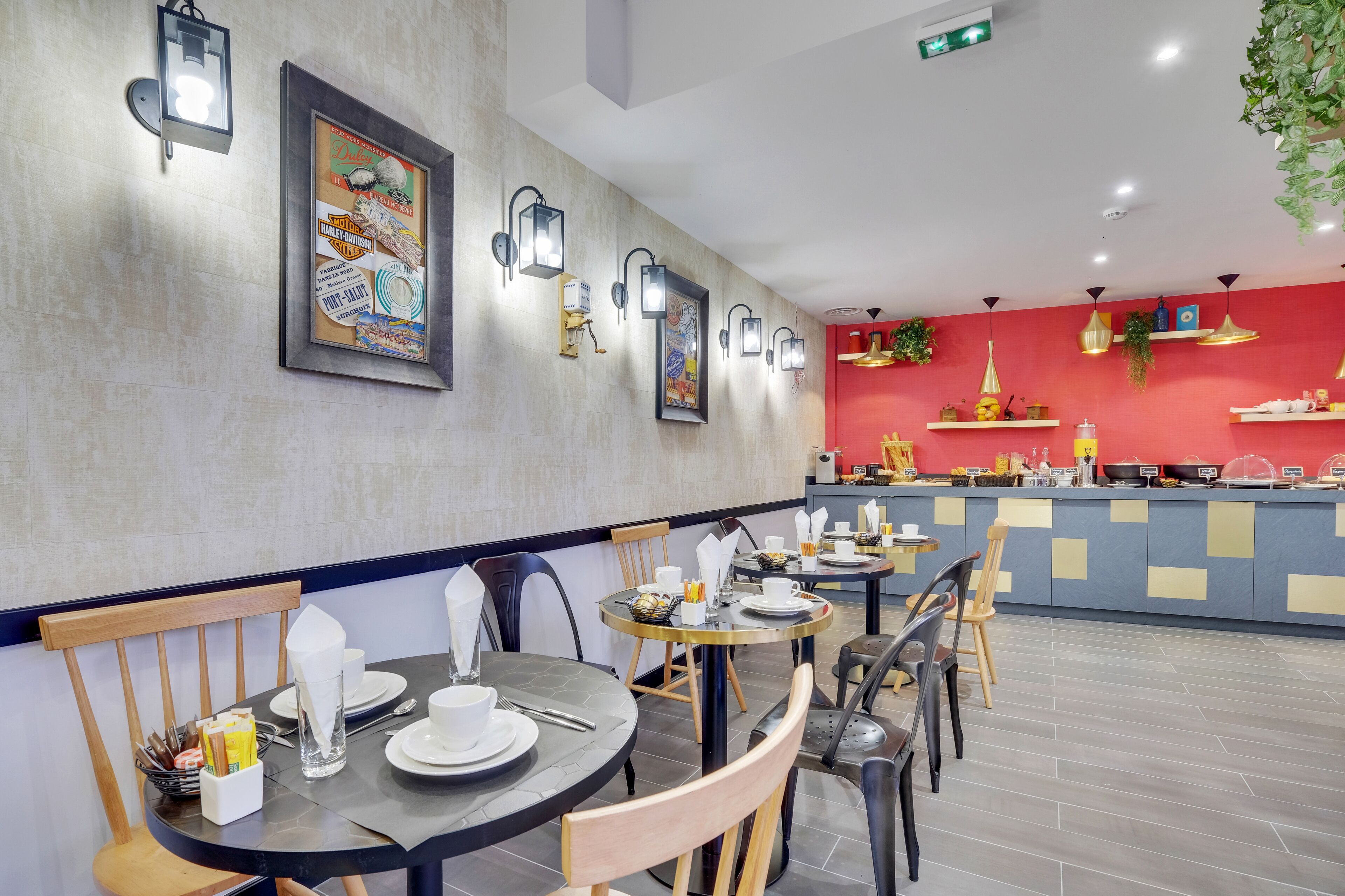 Ein modernes Restaurant mit runden Tischen, Stühlen und Wandleuchten.