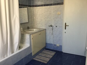Rainfall showerhead, hair dryer, bidet, towels - Fabius Maximus (Rome)