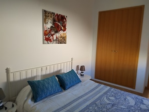 4 bedrooms, desk, iron/ironing board, travel cot