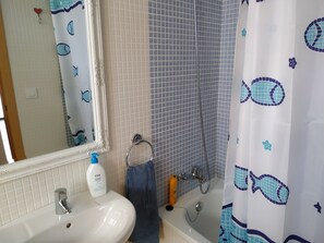 Ensemble douche/baignoire, sèche-cheveux, bidet, serviettes fournies