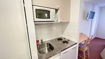 Estudio | Cocina privada | Frigorífico, microondas, placa de cocina y hervidor eléctrico