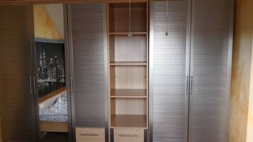 2 bedrooms, desk, iron/ironing board, WiFi