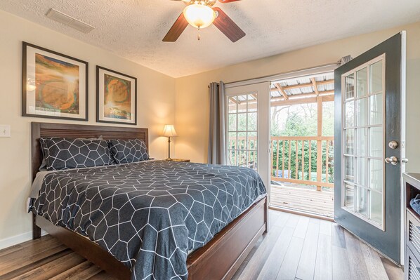 8 bedrooms, desk, iron/ironing board, free WiFi