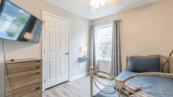 8 bedrooms, desk, iron/ironing board, free WiFi