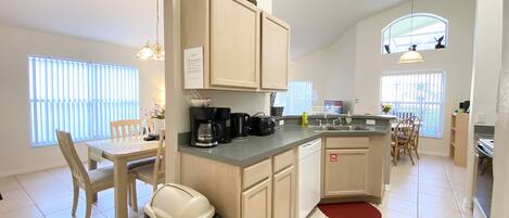 Køleskab, mikrobølgeovn, ovn, kogeplade