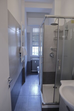 Habitación con 1 cama doble o 2 individuales, terraza | Baño | Ducha, secador de pelo, bidé y toallas