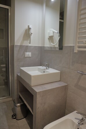 Comfort kamer, 1 twee- of 2 eenpersoonsbedden | Badkamer met wastafel