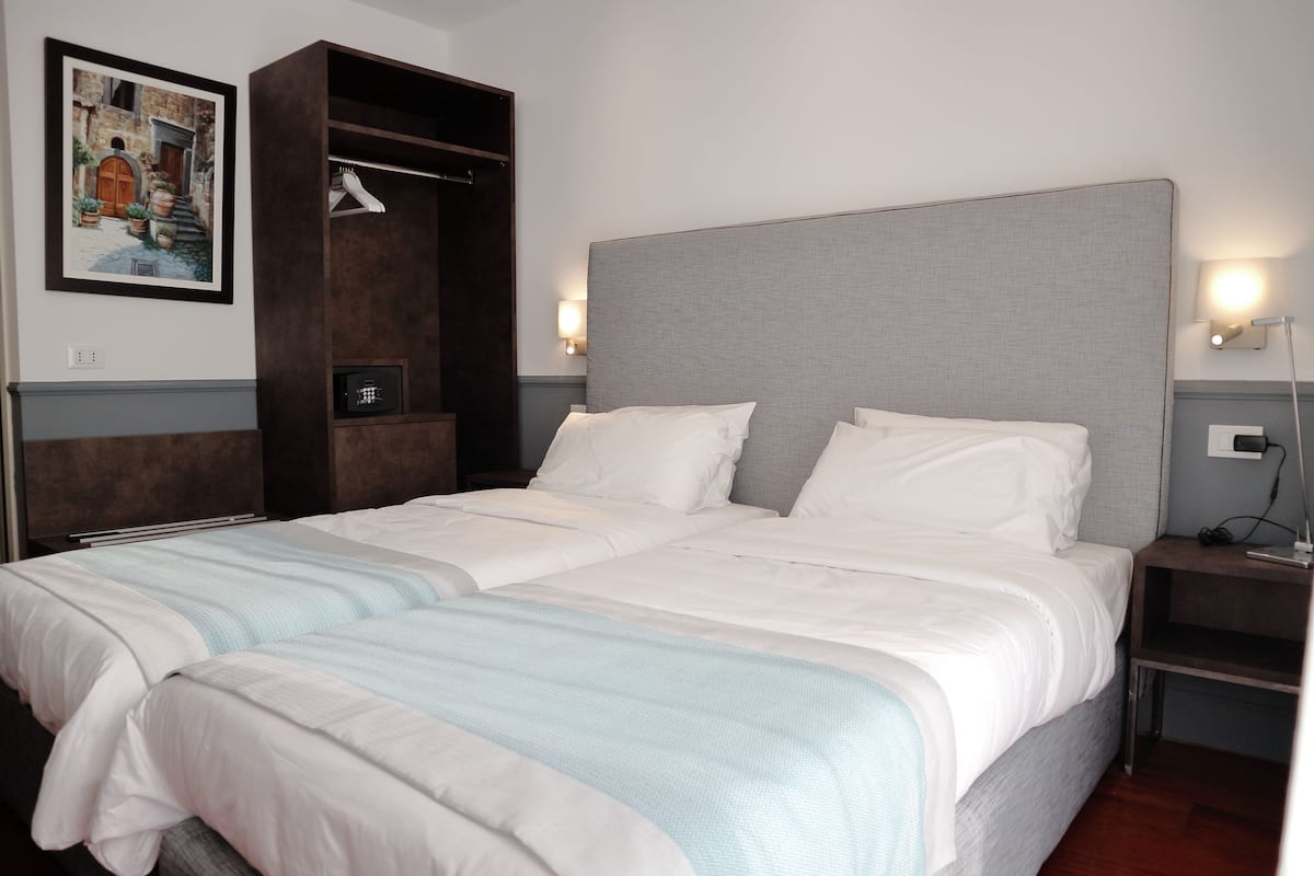 Habitación estándar con 1 cama matrimonial o 2 individuales | Caja de seguridad en la habitación y escritorio