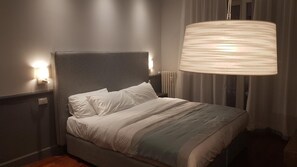 Caixa forta a l'habitació i escriptori 