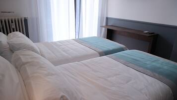 Camera Standard con letto matrimoniale o 2 letti singoli | Cassaforte in camera, una scrivania, postazione laptop, insonorizzazione