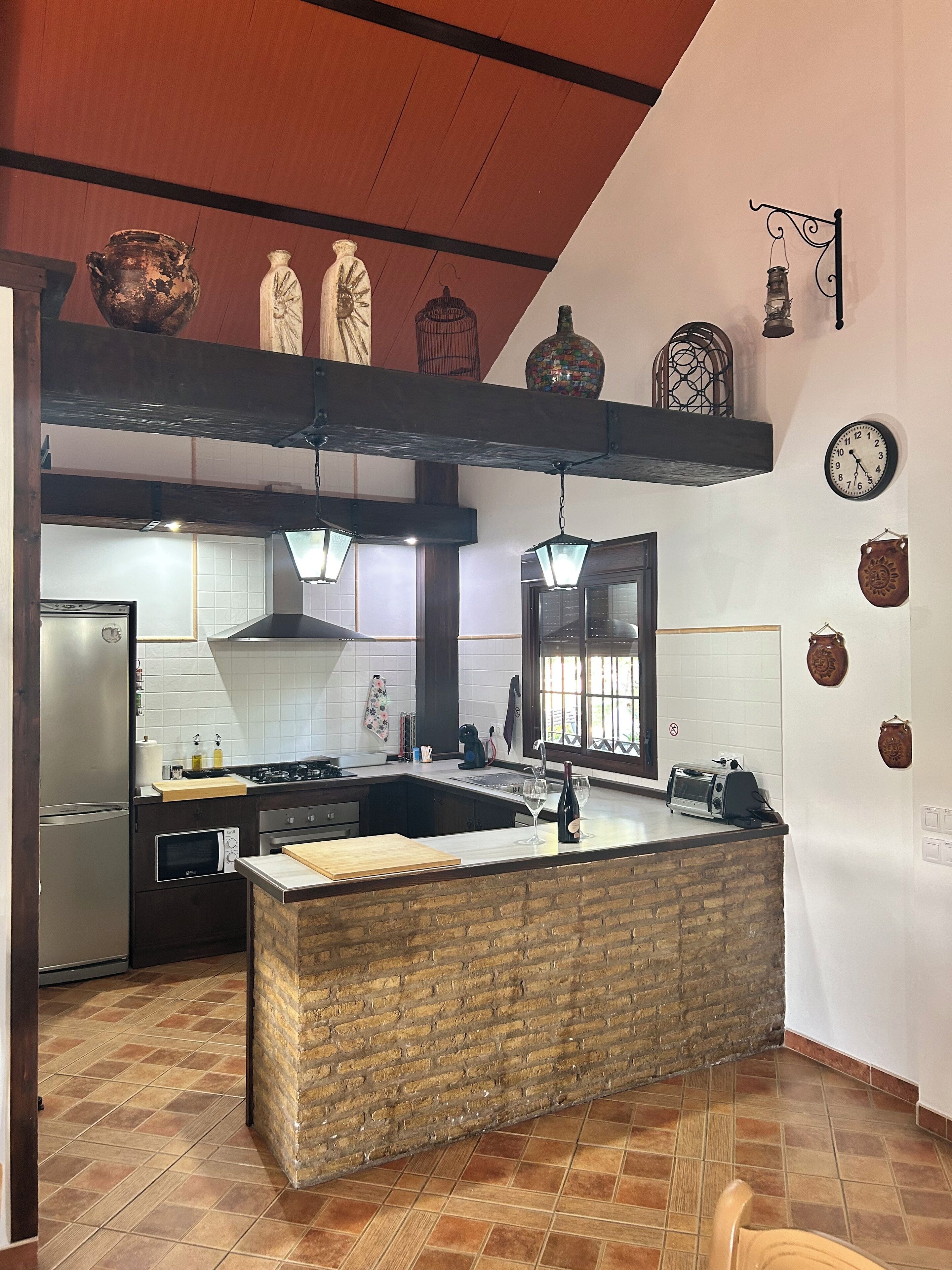 Geladeira, micro-ondas, cooktop, lava-louças