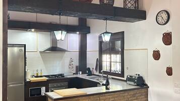 Geladeira, micro-ondas, cooktop, lava-louças