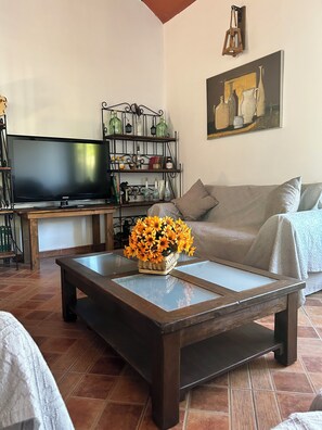 Älytelevisio, takka, pöytäjalkapallopöytä