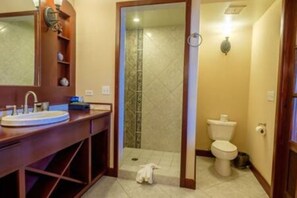 Ensemble douche/baignoire, baignoire Ă jets, sĂšche-cheveux