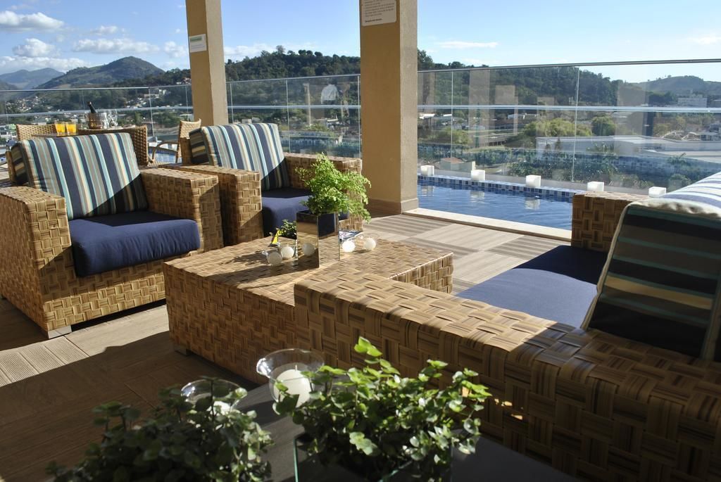 Piscina externa, funciona das 7h às 22h, espreguiçadeiras