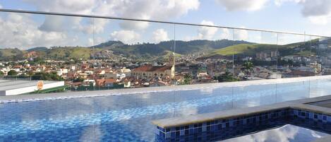 Piscine extérieure, chaises longues