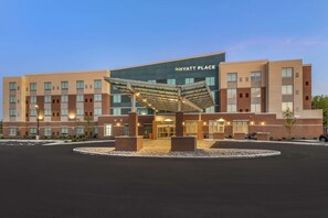 A modern hotel with a covered entrance, multiple floors, and a clear sky. - Hyatt Place Indianapolis Carmel (Carmel)