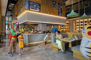 Daily buffet breakfast (VND 450000 per person)