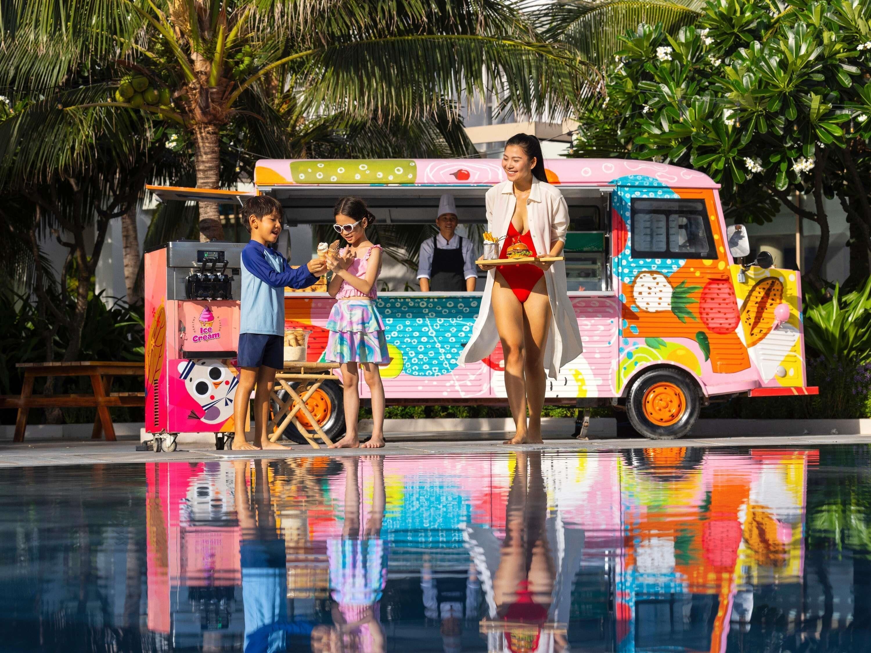 Ein farbenfroher Food-Truck im tropischen Stil, mit Palmen und Fruktmotiven.