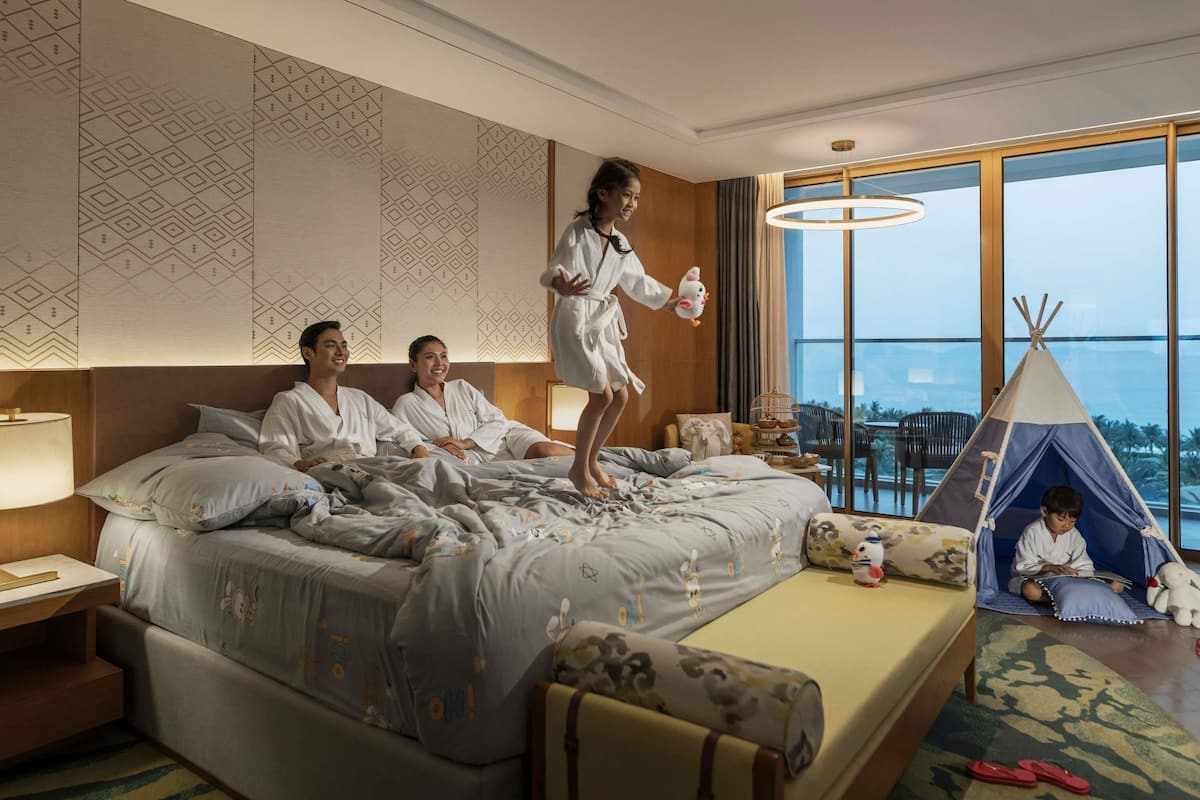 Deluxe Room, 1 King Bed, Sea View | Premium bedding, down comforters, minibar, in-room safe