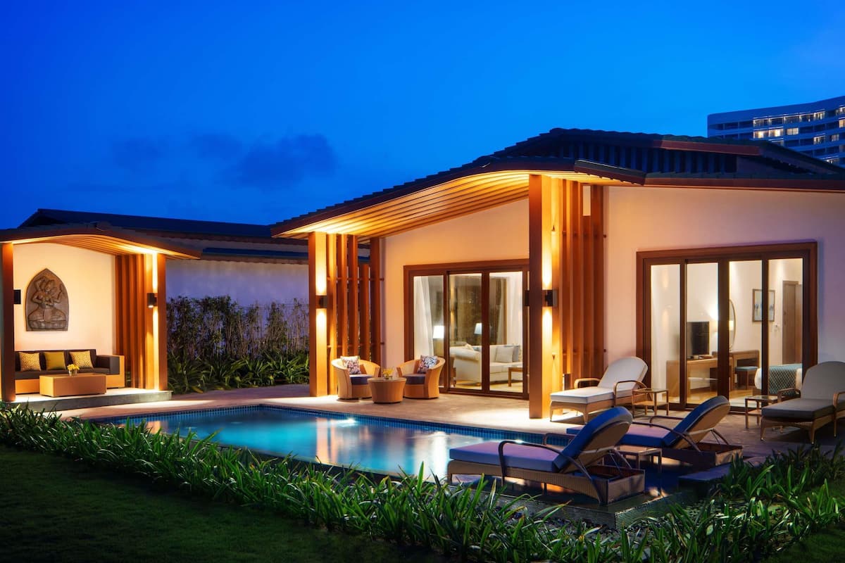 Ylelliset vuodevaatteet, untuvapeitot, minibaari, tallelokero huoneessa