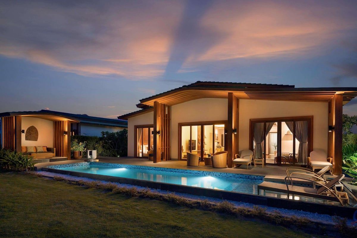 高档床上用品、羽绒被、迷你吧、客房内保险箱