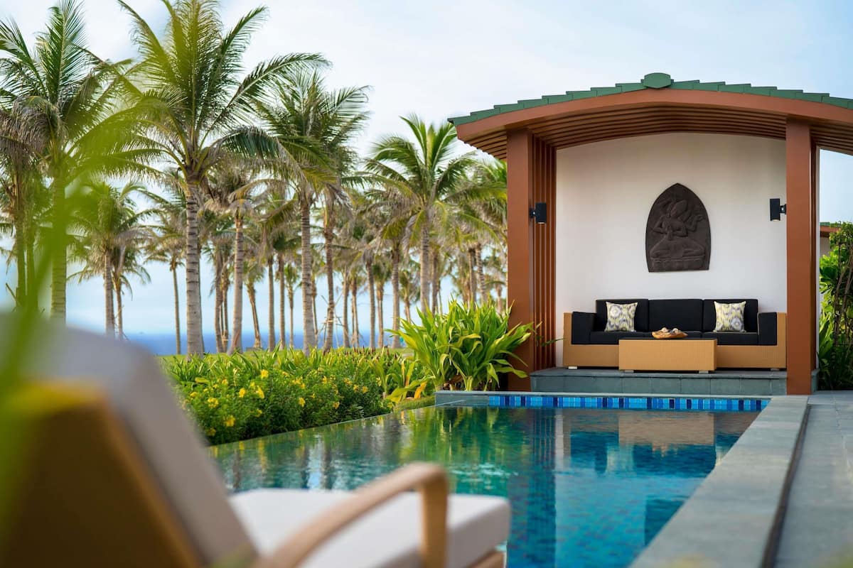 Premium bedding, down comforters, minibar, in-room safe