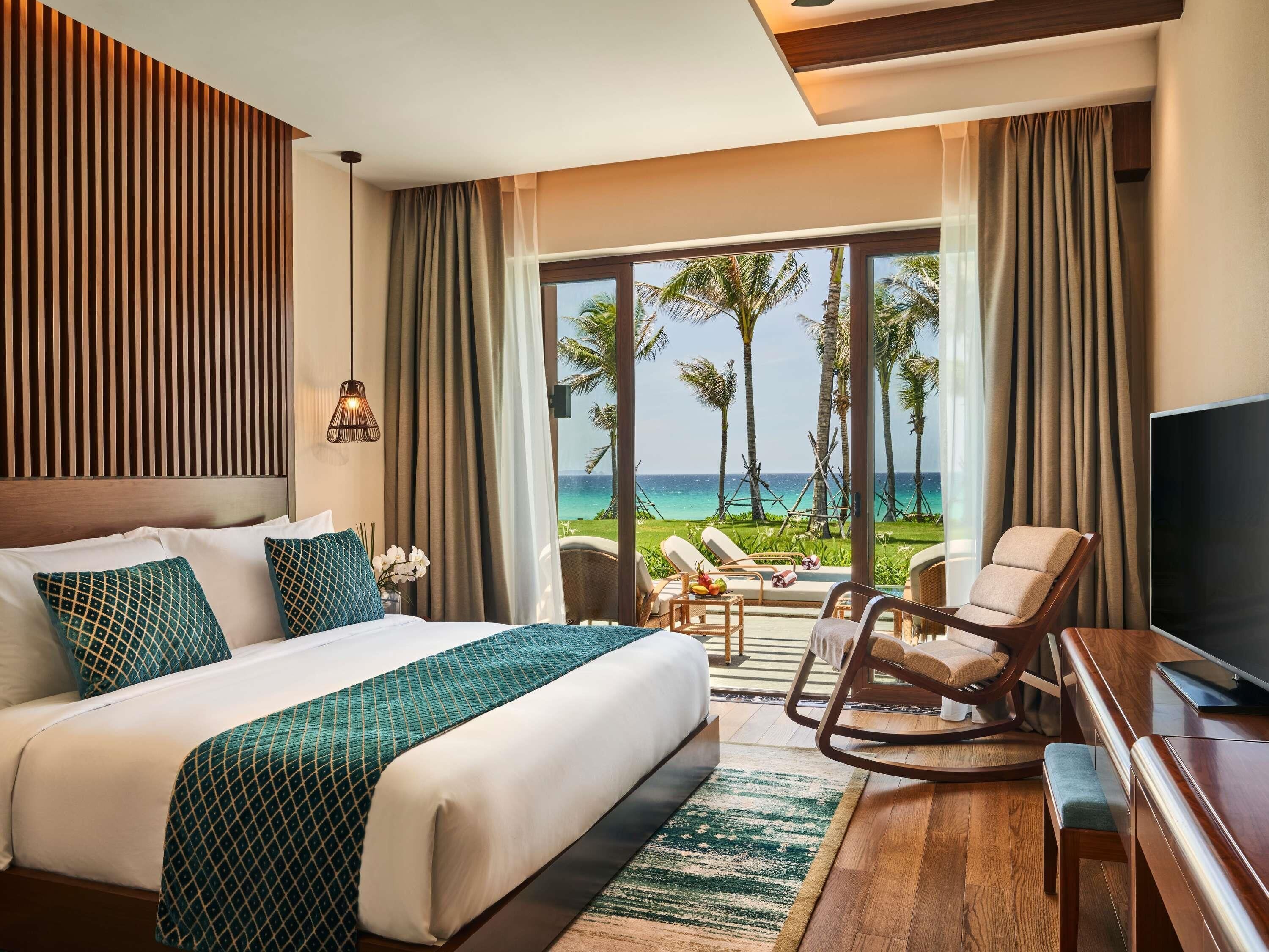 Premium bedding, down duvets, minibar, in-room safe