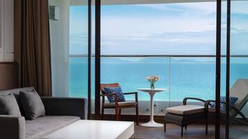 Seprai premium, selimut bulu angsa, minibar, dan brankas