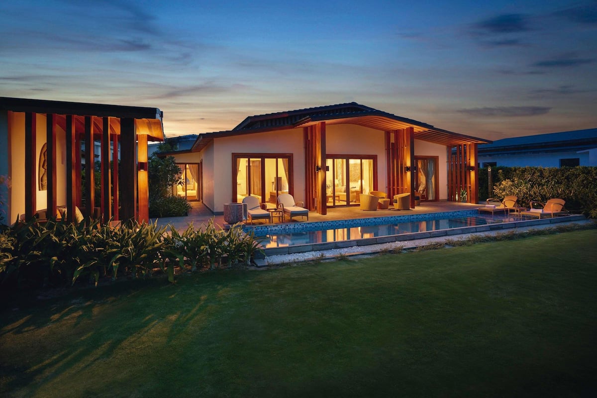 Ylelliset vuodevaatteet, untuvapeitot, minibaari, tallelokero huoneessa