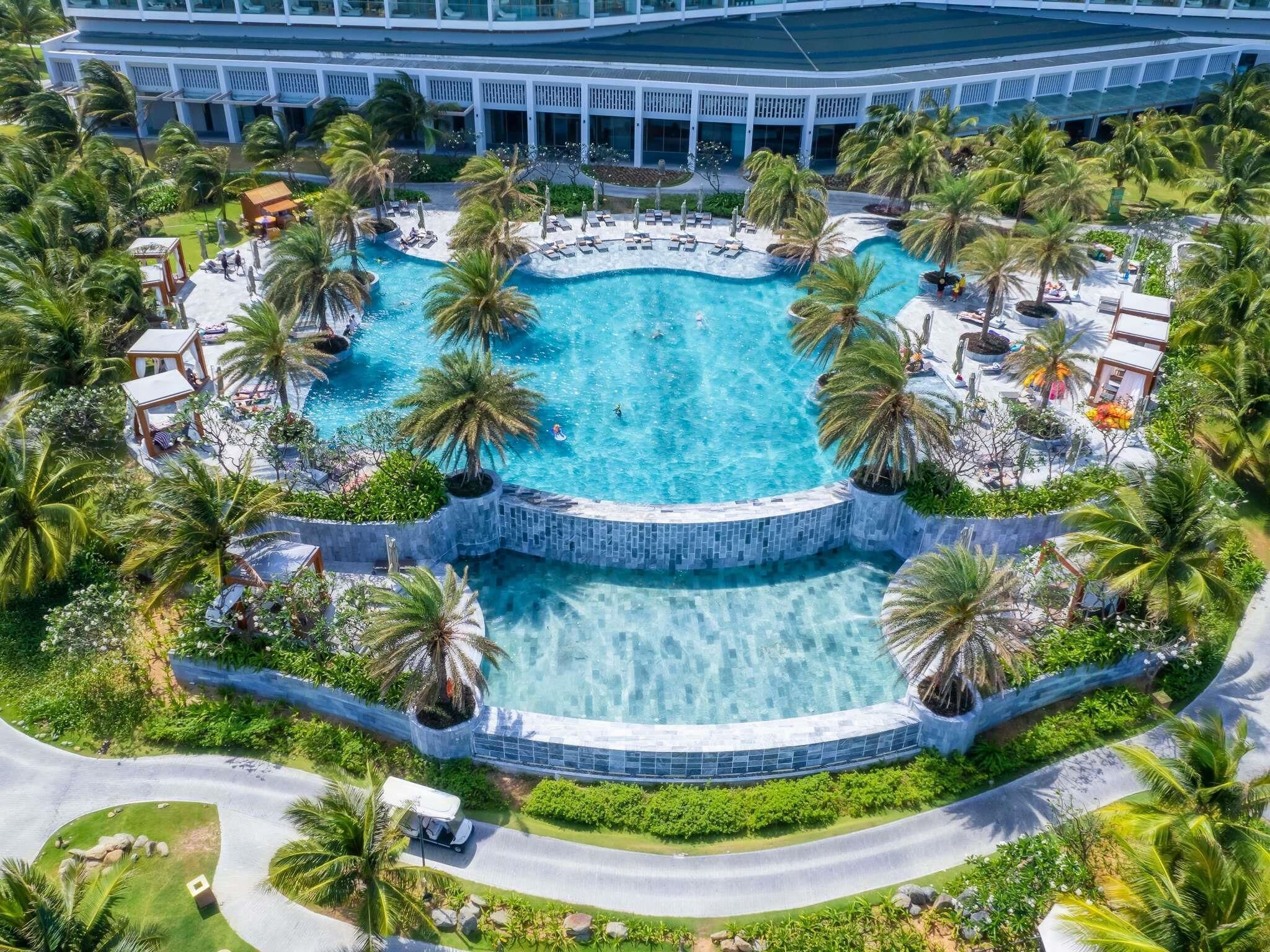 2 outdoor pools