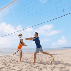 Pantai pribadi, pasir putih, dan rumah kecil pinggir pantai gratis