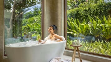 ヴィラ 1 ベッドルーム プライベートプール シービュー | バスルーム | 環境にやさしいバスアメニティ、ヘアドライヤー、バスローブ、スリッパ