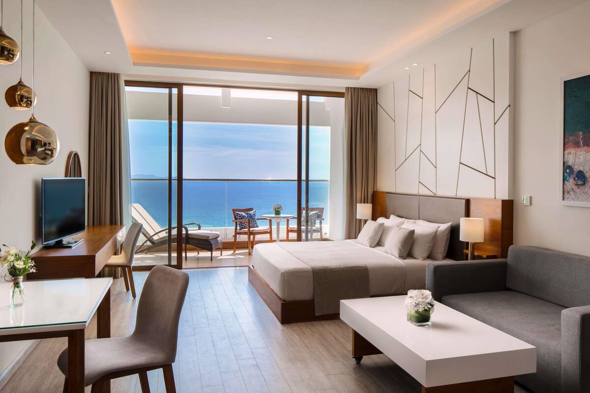 Ropa de cama de alta calidad, cubrecamas y minibar 