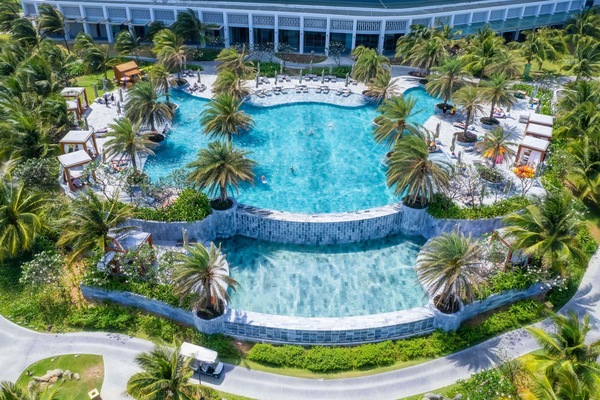 2 outdoor pools