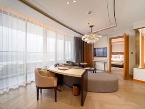 Suite Deluxe, 1 letto king, vista mare | Biancheria da letto di alta qualità, copriletto in piuma, minibar