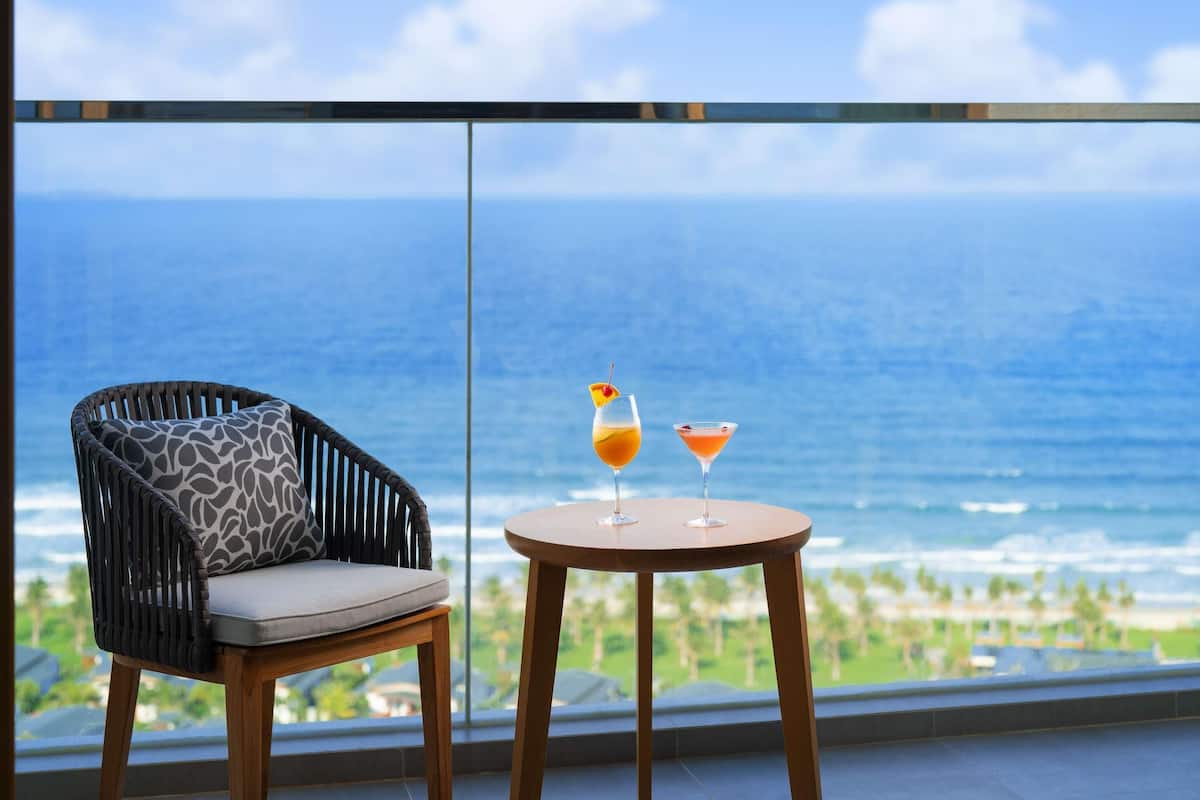 1 bedroom, premium bedding, down duvets, minibar