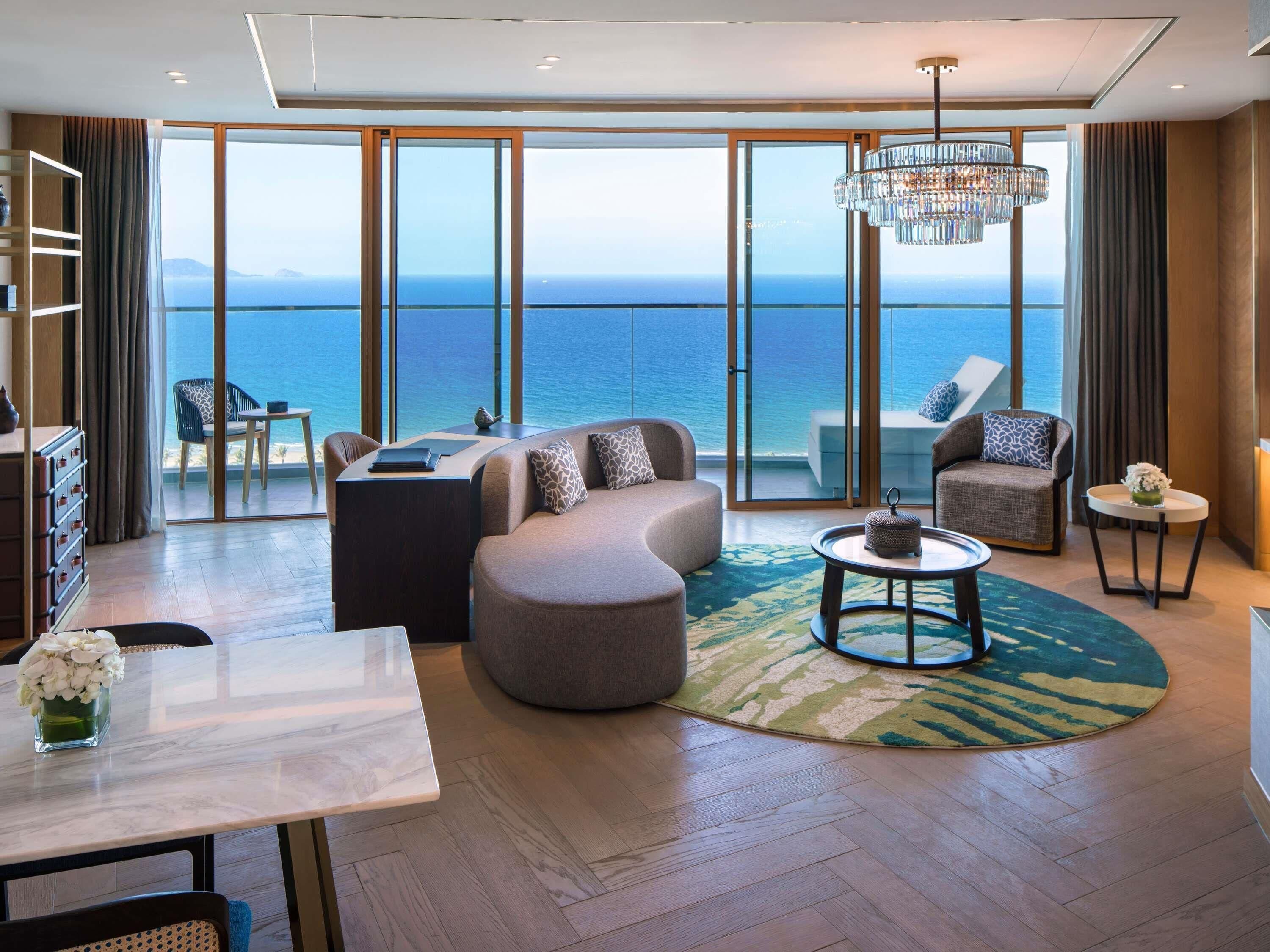 Suite Deluxe, 1 cama King size, vista al mar | Ropa de cama de alta calidad, edredón y minibar 