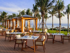 Daily buffet breakfast (VND 450000 per person)