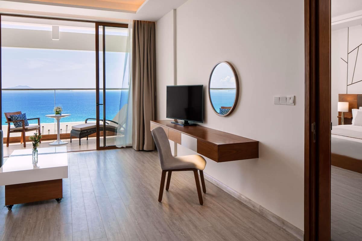 Premium bedding, down comforters, minibar, in-room safe