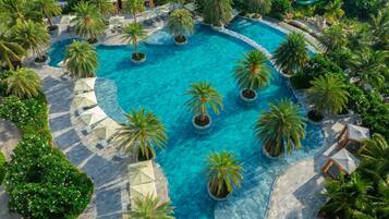 2 outdoor pools