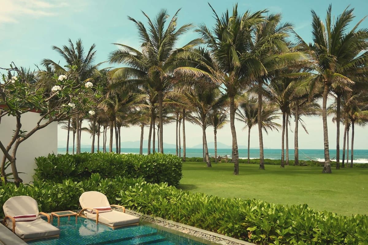 Premium bedding, down comforters, minibar, in-room safe