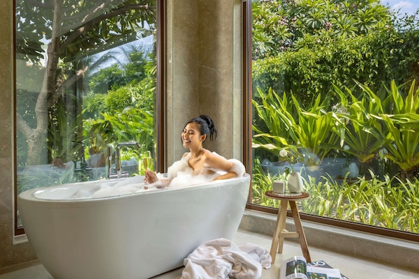 Biệt thự, 1 phòng ngủ, hồ bơi riêng, quang cảnh biển | Bộ đồ giường cao cấp, chăn bông, minibar, két bảo mật tại phòng