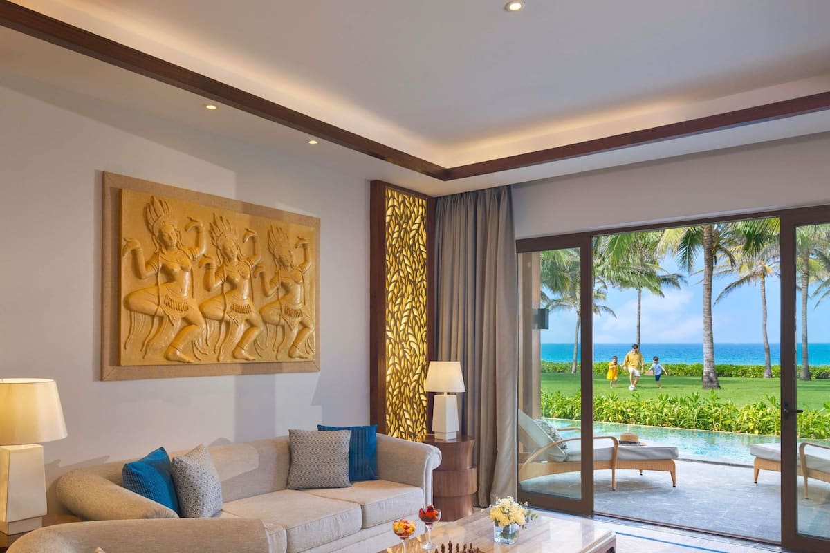 Premium bedding, down comforters, minibar, in-room safe