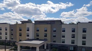 Un hôtel à plusieurs étages, doté d’un toit plat et d’un espace extérieur abrité.