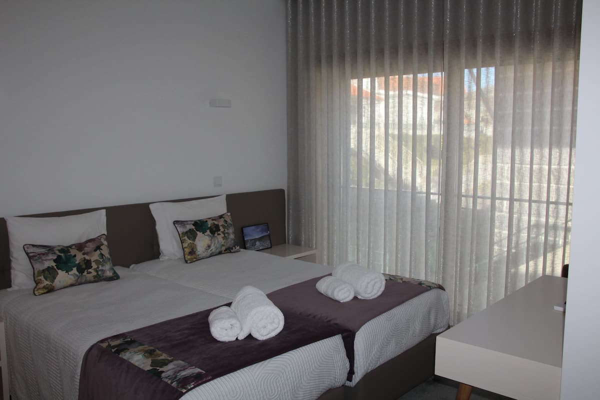 Twin Room | Minibar, blackout drapes, soundproofing, free cribs/infant beds