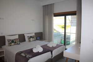 Habitación con 2 camas individuales | Minibar, cortinas blackout, insonorización y cunas gratuitas